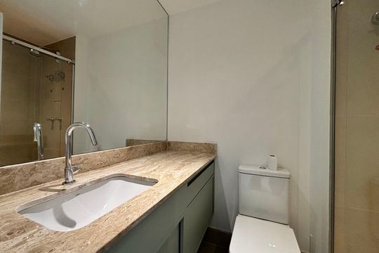 Banheiro de kitnet/studio para alugar com 1 quarto, 40m² em Indianópolis, São Paulo
