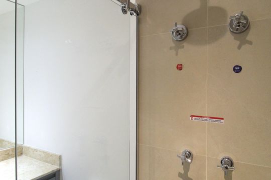 Banheiro de kitnet/studio para alugar com 1 quarto, 40m² em Indianópolis, São Paulo