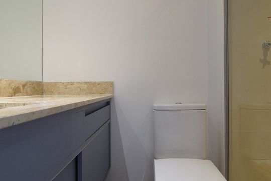 Banheiro de kitnet/studio para alugar com 1 quarto, 40m² em Indianópolis, São Paulo