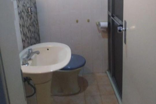 Banheiro de apartamento para alugar com 1 quarto, 49m² em Passo da Areia, Porto Alegre