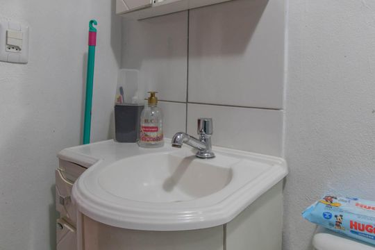 Banheiro de apartamento à venda com 2 quartos, 48m² em Vila Nova, Porto Alegre