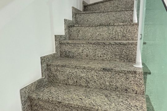 Escada de casa à venda com 2 quartos, 100m² em Vila Pires, Santo André