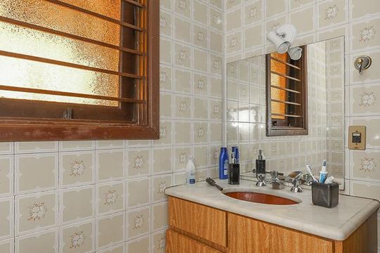 Banheiro da Suíte de casa à venda com 3 quartos, 308m² em Boa Vista, Porto Alegre