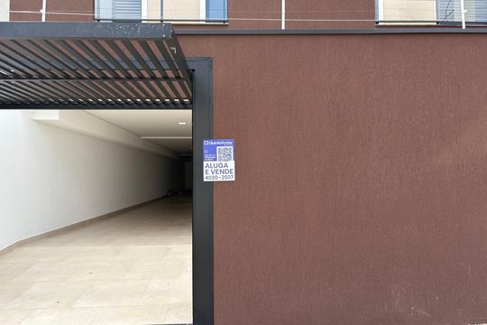Fachada + plaquinha de apartamento para alugar com 2 quartos, 45m² em Vila Gilda, Santo André