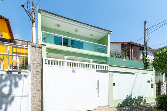 Fachada de casa à venda com 4 quartos, 250m² em Grajaú, Rio de Janeiro