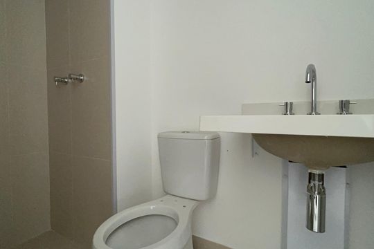 Banheiro de kitnet/studio à venda com 1 quarto, 32m² em Sumarezinho, São Paulo