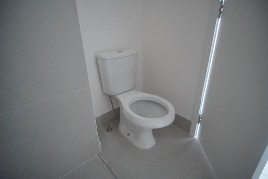 Banheiro de kitnet/studio à venda com 1 quarto, 24m² em Boa Vista, Porto Alegre