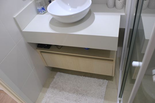 Banheiro social de apartamento à venda com 2 quartos, 86m² em Jardim Flor da Montanha, Guarulhos