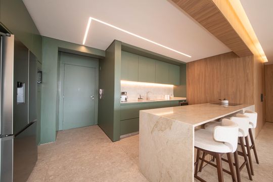 Cozinha de apartamento à venda com 3 quartos, 197m² em Jardim das Acacias, São Paulo