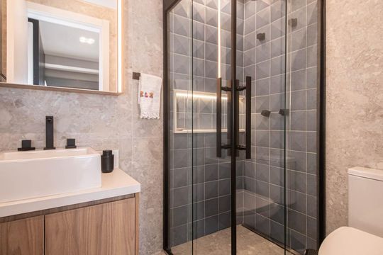 Banheiro da Suíte 2 de apartamento à venda com 3 quartos, 197m² em Jardim das Acacias, São Paulo