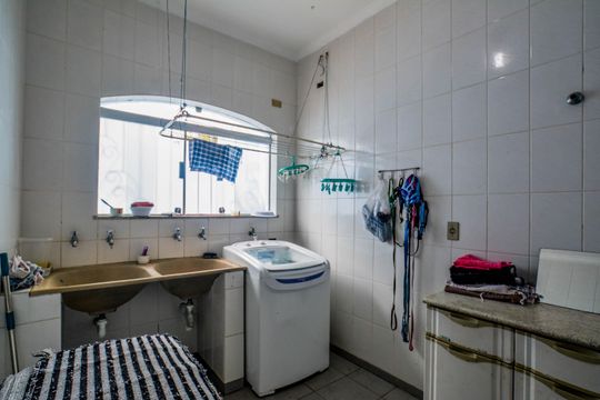 Área de Serviço de casa para alugar com 4 quartos, 401m² em Vila Cecilia Maria, Santo André