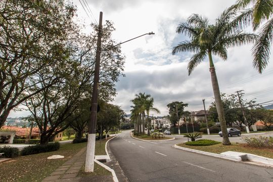 Fachada de casa à venda com 4 quartos, 400m² em Alphaville, Santana de Parnaíba