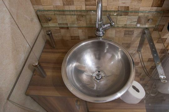 Banheiro de apartamento à venda com 2 quartos, 44m² em Canhema, Diadema