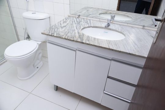 Banheiro da Suíte de apartamento para alugar com 4 quartos, 120m² em Caminho das Árvores, Salvador