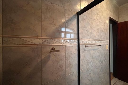 Banheiro da Suíte 1 de casa para alugar com 5 quartos, 350m² em Vila Arcadia, São Paulo