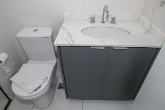 Banheiro de kitnet/studio para alugar com 1 quarto, 21m² em Pompeia, São Paulo