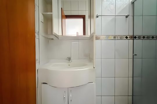 Banheiro de casa para alugar com 2 quartos, 55m² em Cinquentenario, Belo Horizonte