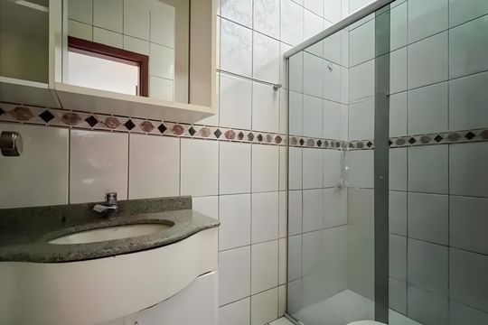 Banheiro de casa para alugar com 2 quartos, 55m² em Cinquentenario, Belo Horizonte