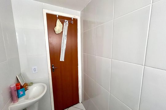 Banheiro de apartamento à venda com 2 quartos, 44m² em Jardim São Luis, Guarulhos