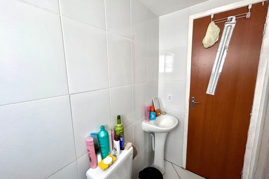 Banheiro de apartamento à venda com 2 quartos, 44m² em Jardim São Luis, Guarulhos