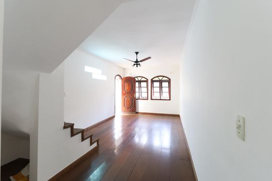 Casa para alugar com 4 quartos, 225m² em Vila Irmaos Arnoni, São Paulo