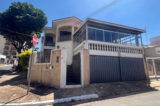 Fachada de casa à venda com 4 quartos, 296m² em Vila Rossi Borghi E Siqueira, Campinas