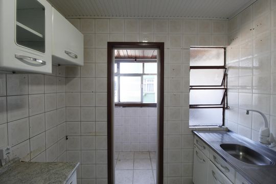 Cozinha de apartamento à venda com 2 quartos, 52m² em Rubem Berta, Porto Alegre