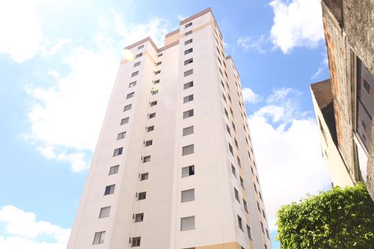 Fachada de apartamento para alugar com 3 quartos, 54m² em Vila Carmosina, São Paulo