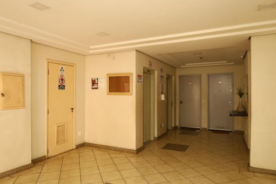Área comum - Saguão do prédio de apartamento para alugar com 3 quartos, 54m² em Vila Carmosina, São Paulo