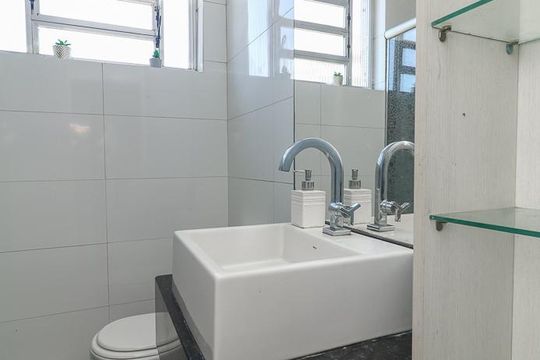 Banheiro de apartamento para alugar com 2 quartos, 63m² em São João, Porto Alegre