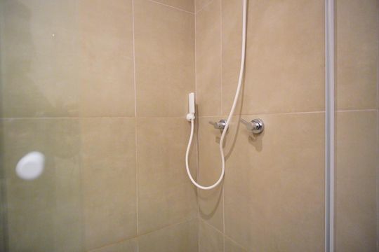 Banheiro de kitnet/studio para alugar com 1 quarto, 24m² em Auxiliadora, Porto Alegre