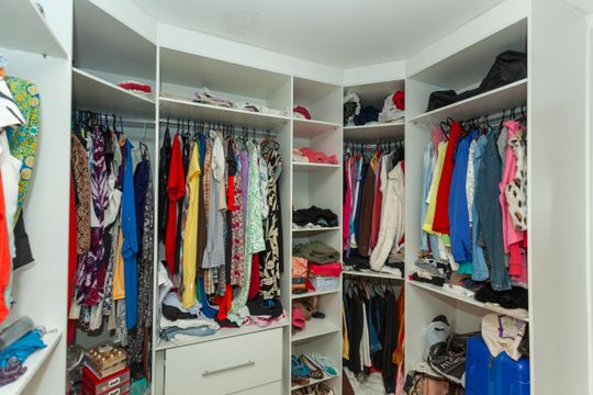 Closet da suíte de casa para alugar com 3 quartos, 150m² em Jardim Regis, São Paulo
