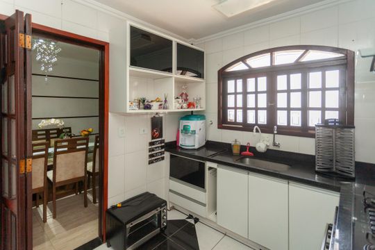 Cozinha de casa para alugar com 3 quartos, 150m² em Jardim Regis, São Paulo