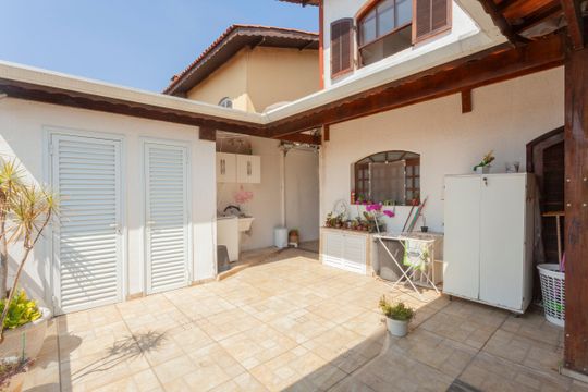Quintal de casa para alugar com 3 quartos, 150m² em Jardim Regis, São Paulo