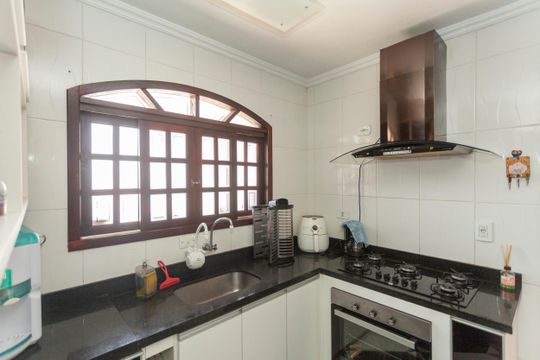 Cozinha de casa para alugar com 3 quartos, 150m² em Jardim Regis, São Paulo