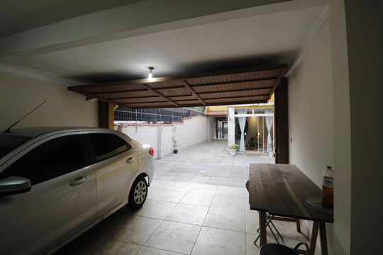 Garagem de casa à venda com 4 quartos, 340m² em Vila Ipiranga, Porto Alegre