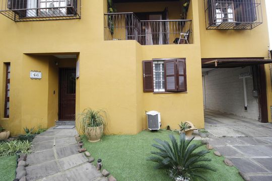 Fachada de casa à venda com 4 quartos, 340m² em Vila Ipiranga, Porto Alegre