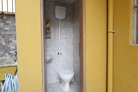 Banheiro de Serviço de casa à venda com 4 quartos, 340m² em Vila Ipiranga, Porto Alegre