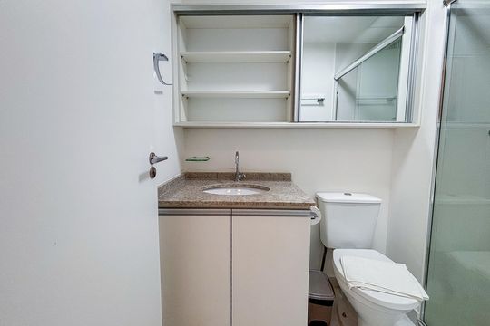 Banheiro Social de kitnet/studio para alugar com 1 quarto, 25m² em Pinheiros, São Paulo