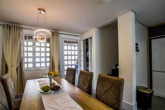 Sala de casa de condomínio à venda com 3 quartos, 150m² em Vila Metalúrgica, Santo André