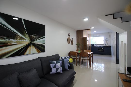 Sala de casa de condomínio à venda com 3 quartos, 150m² em Jacarepaguá, Rio de Janeiro