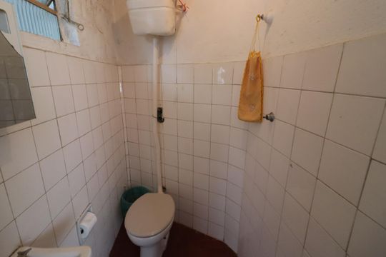 Banheiro de Serviço de casa à venda com 2 quartos, 150m² em Bussocaba, Osasco