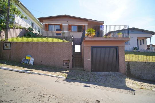 Fachada de casa à venda com 3 quartos, 179m² em Rincão, Novo Hamburgo