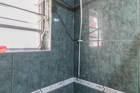 Banheiro 1 de casa à venda com 2 quartos, 78m² em Vila Marilena, São Paulo