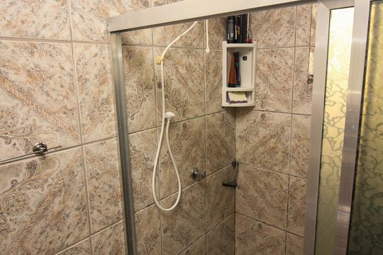Banheiro de apartamento à venda com 2 quartos, 61m² em Partenon, Porto Alegre