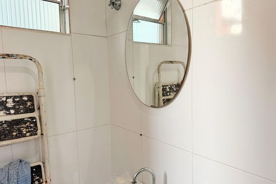 Banheiro social  de casa à venda com 2 quartos, 100m² em Jardim Cordeiro, São Paulo