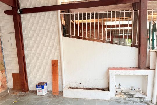 Garagem de casa à venda com 2 quartos, 100m² em Jardim Cordeiro, São Paulo
