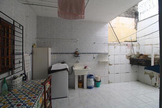 Lavanderia / fundos da casa de casa à venda com 2 quartos, 90m² em Jardim Santa Helena, São Paulo