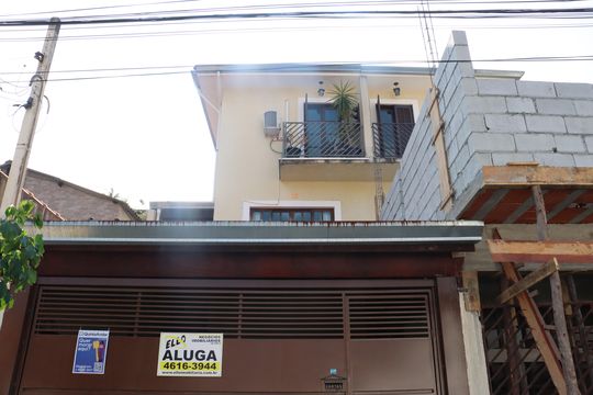 Fachada de casa para alugar com 2 quartos, 125m² em Bairro do Maranhao, Cotia