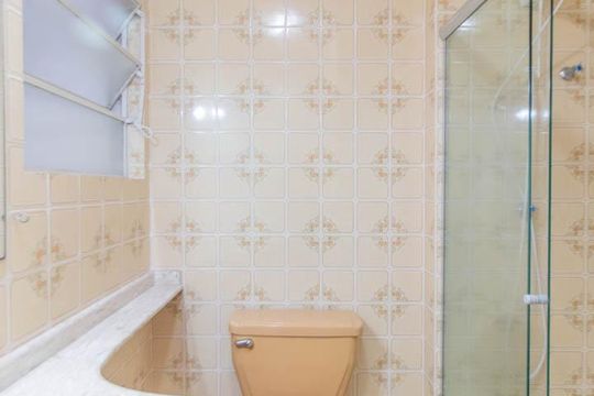 Banheiro de apartamento à venda com 1 quarto, 48m² em Tristeza, Porto Alegre
